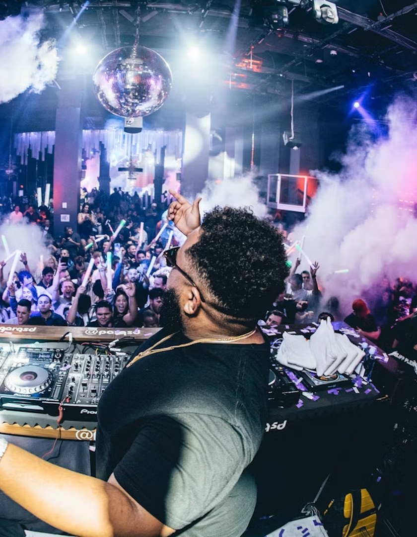 DJ tocando para a pista cheia em uma festa